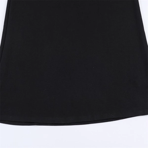 Detalle de las costuras del dobladillo y textura de la tela en un vestido negro moderno