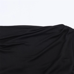 Primer plano detallado de la textura del tejido de punto negro del vestido con botones suaves