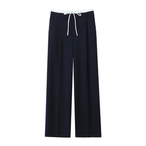 Detail der weiten Hose mit kontrastierendem weißem Bund und Kordelzugverschluss