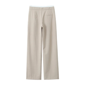 Rückansicht der Hose mit hoher Taille, Abnähern und einer Paspeltasche hinten