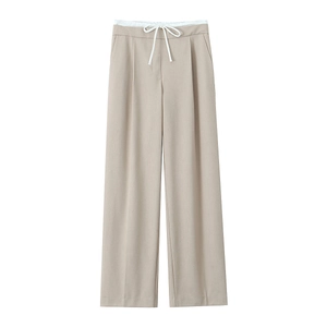 Detailansicht der beige Weite Hose mit kontrastierendem weißem Bund und Kordelzug
