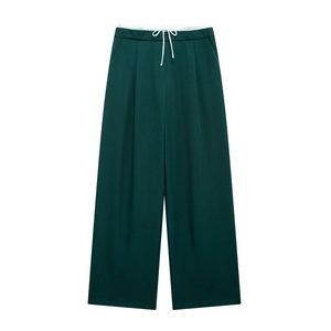Detail einer dunkelgrünen Weitbein-Hose mit elastischem Bund und weißem Kordelzug