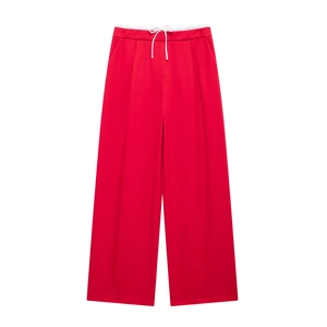 Detail der roten Weitbeinhose mit weißem Kordelzug am Bund und Kontrastnähten