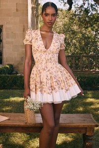 Detail van een Franse vintage bloemenjurk met diepe V-hals en pofmouwen voor de zomer