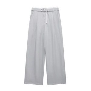 Damenhose in Hellgrau mit weitem Bein, elastischem Kordelzug und eleganten Falten-Details