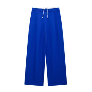 Detailansicht der blauen Weitbeinhose mit weißem Kontrastbund und Kordelzug-Design