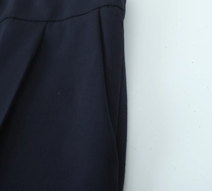 Detailaufnahme der Seitentasche und der Köpertextur einer dunkelblauen Damenhose