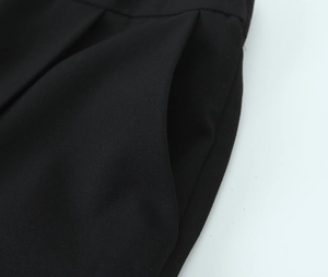 Detailaufnahme der Seitentaschen und Faltennähte an der schwarzen Hose