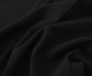 Makro-Detail von hochwertigem schwarzem Textilgewebe mit feiner Twill-Struktur und Matt-Effekt
