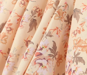 Dettaglio del tessuto in rete floreale vintage con motivi di fiori rosa e viola