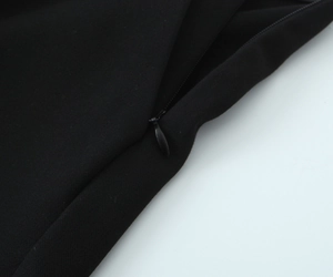 Detaillierte Makroansicht des unsichtbaren Reißverschlusses an schwarzer Damenhose