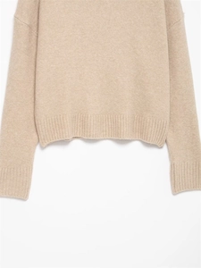 Vue détaillée du pull en maille avoine avec poignets côtelés et texture en laine douce