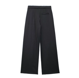 Detail der schwarz gestreiften Weite Hose mit hoher Taille, Gesäßtasche und weißem Futter