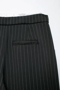 Detail der Nadelstreifen-Businesshose mit Paspeltasche hinten und sauberer Taillennaht