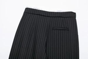 Detailansicht der Nadelstreifenhose mit Bund und einer hinteren Paspeltasche