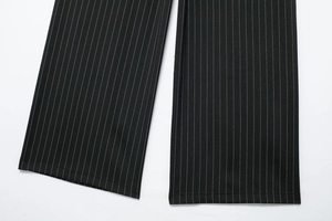 Detailansicht der schwarzen Business-Hose mit Nadelstreifen und sauberem Saumabschluss