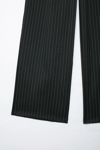 Detailaufnahme der weißen Nadelstreifen auf schwarzer Hose mit sauberer Naht