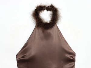 Détail du haut dos nu en satin marron avec bordure en plumes et fermoir métallique