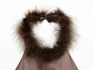 Détail du décolleté licou élégant avec plumes brunes et fermeture par bouton au dos