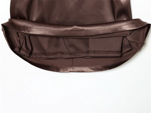 Gros plan détaillé de la robe en satin marron montrant la doublure et les coutures de l'ourlet