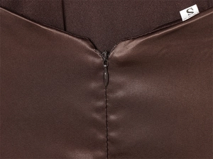 Détail de la fermeture éclair invisible sur une robe licou en satin marron foncé soyeux