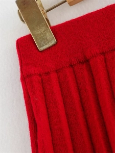 Détail du tissu en maille rouge avec texture plissée verticale et couture de qualité