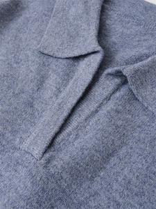 Détail du col polo en maille chinée bleue avec une texture douce et laineuse
