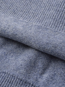 Vue détaillée du pull en maille bleu-gris avec point jersey et finitions en bord-côte