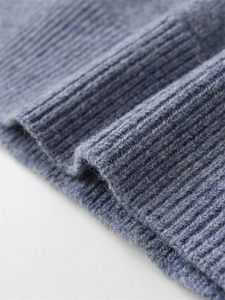 Détail du tissu en maille côtelée bleu clair montrant la texture douce des fibres