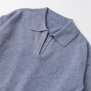 Pull polo en maille bleu-gris à manches longues avec col classique et décolleté en V