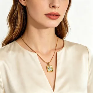 Collier vintage Monet avec relief de rose blanche sur une chaîne serpent dorée à l'or 18k