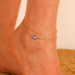 Böhmische goldene doppellagige Evil Eye Fußkette mit blauem Kristall am Sandstrand