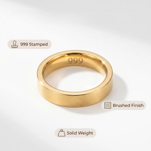 Dettaglio di un anello d'oro minimalista spazzolato con marchio di purezza 999