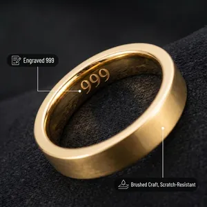 Primo piano del punzone 999 e della finitura spazzolata su un anello in acciaio dorato.