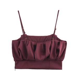 Haut caraco en satin bordeaux avec grands plis et fines bretelles réglables