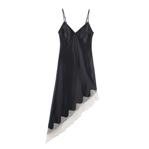 Détail d'une robe nuisette en satin noir avec dentelle de cils blanche raffinée au bas