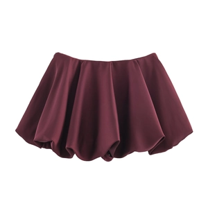 Jupe ballon en satin bordeaux foncé avec une silhouette plissée volumineuse