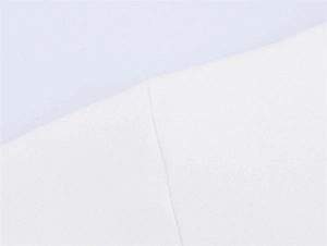 Detailansicht der hochwertigen Flachnaht und Textur des weißen Strickstoffes im Makro
