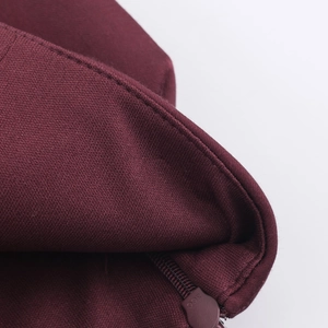 Détail macro du tissu en maille bordeaux foncé avec une fermeture éclair en métal 3CC
