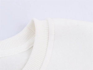Detailansicht eines weißen Fleece-Sweatshirts mit geripptem Rundhalsausschnitt und weicher Textur