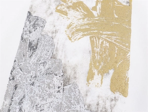 Detail der metallischen Gold-Pinselstriche und Silbergrafik auf dem Kapuzenpullover