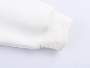 Detaillierte Nahaufnahme der weißen Rippbündchen an einem Premium-Baumwoll-Sweatshirt