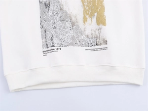 Detail der Rippbündchen am weißen Sweatshirt mit goldenem Montmartre-Kunstdruck