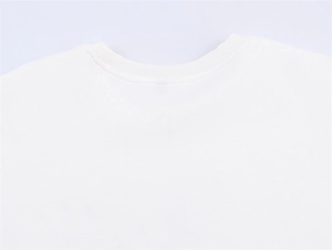 Detailaufnahme des eng gerippten Rundhalsausschnitts eines weißen Mode-Sweatshirts