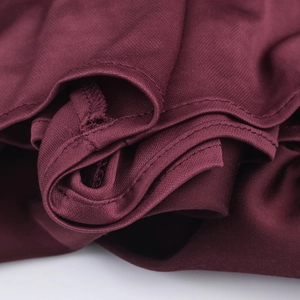 Vue macro détaillée du tricot rouge foncé avec coutures à double point de qualité supérieure
