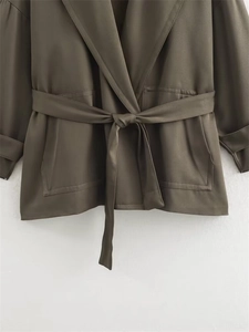 Détails de la veste blazer vert olive foncé avec ceinture à la taille et grandes poches plaquées