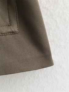 Vue macro des coutures et de la texture du tissu en sergé haute densité sur la veste