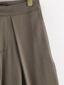 Vue détaillée du pantalon marron à taille haute montrant le pli et la poche latérale