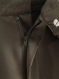 Vue macro détaillée d'une fermeture éclair en métal et texture de tissu sergé de pantalon