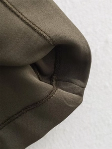 Vue macro montrant la couture intérieure de qualité et les détails du tissu en coton sergé